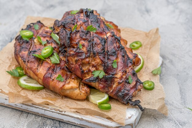 In spek gewikkelde gegrilde kipfilet