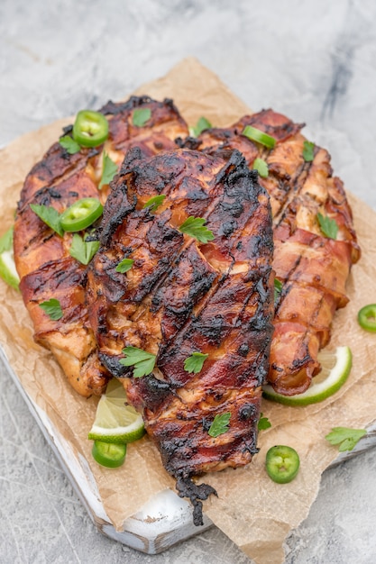 In spek gewikkelde gegrilde kipfilet