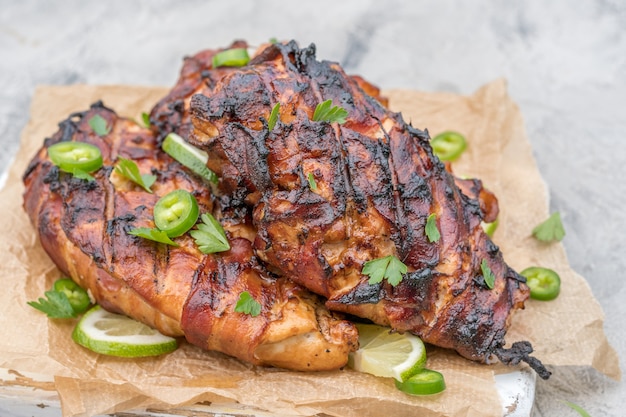 In spek gewikkelde gegrilde kipfilet