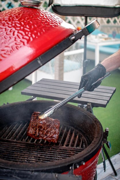 In spek gewikkelde kaas gebakken op een barbecuegrill