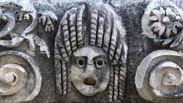 In steen gehouwen gezicht op de ruïnes van een gebouw in de oude stad Myra, Turkije