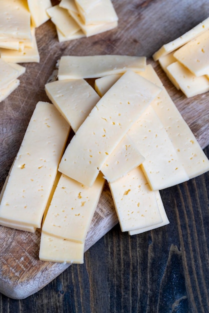 In stukjes gesneden echte harde kaas met veel melk