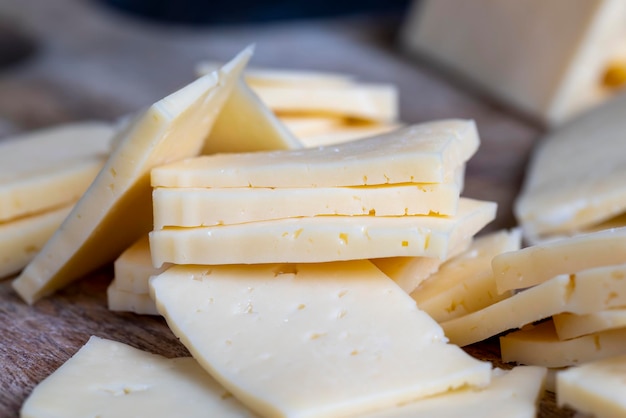 In stukjes gesneden echte harde kaas met veel melk