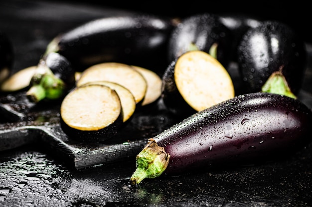 In stukjes gesneden op een snijplank van aubergine