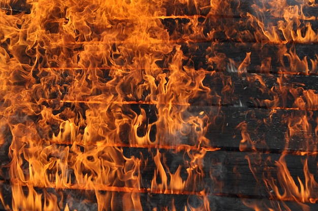 写真 家の木板を背景に、大きな炎が燃える