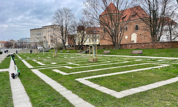 Фото В городском парке тропы выложены лабиринтом для детских игр