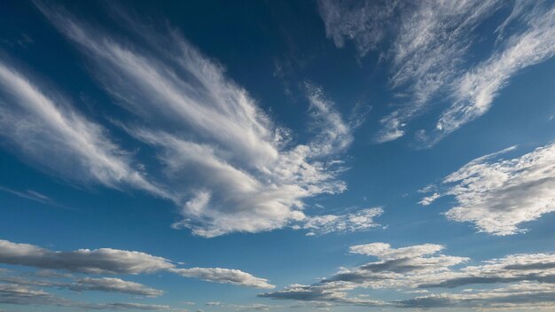 写真 この静かな景色で 薄い雲が 広大な青い空を横断しています