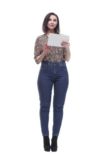 In volle groei aantrekkelijke jonge vrouw met een digitale tablet