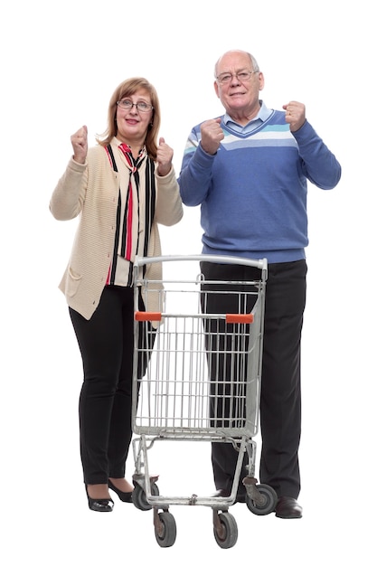 In volle groei casual bejaarde echtpaar met winkelwagentje