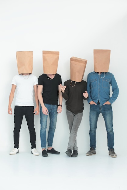 In volle groei een groep mannen met papieren zakken op hun hoofdfoto met kopieerruimte