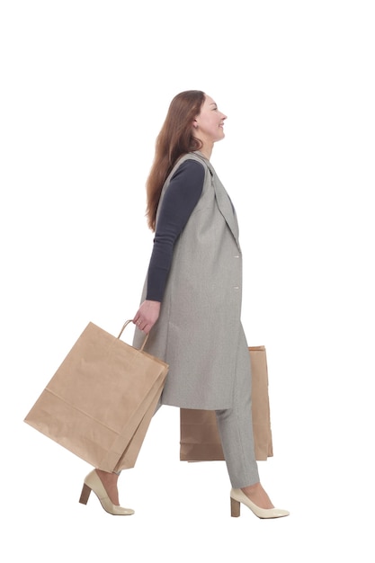 In volle groei. elegante vrouw met boodschappen bags.isolated op een witte achtergrond.