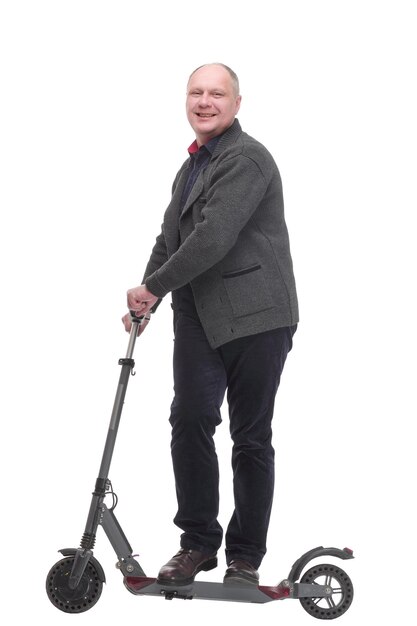 in volle groei gelukkig casual man met elektrische scooter geïsoleerd op een witte achtergrond