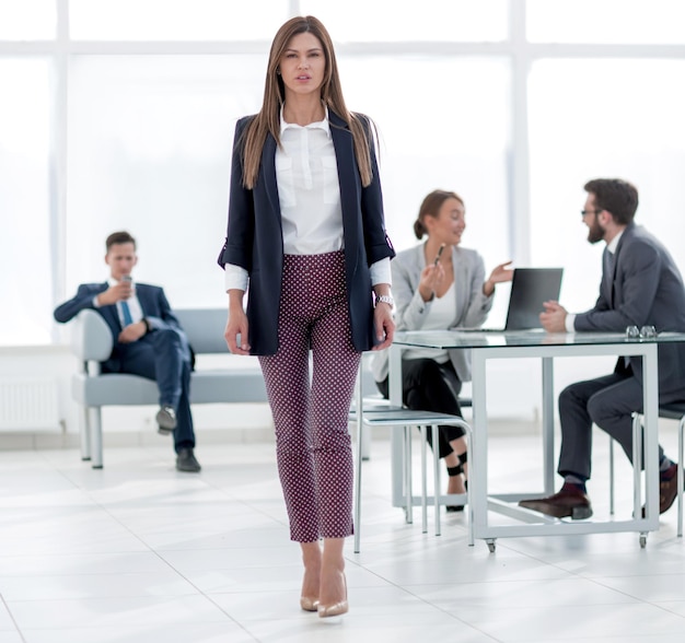 In volle groei jonge zakenvrouw op de achtergrond van het kantoor