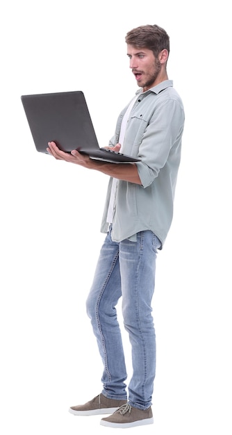 In volle groei lachende jonge man met laptop geïsoleerd op een witte achtergrond