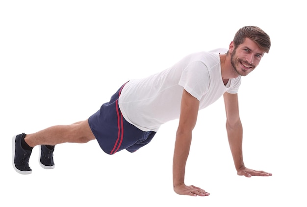 In volle groei voert een man een push-up uit vanaf de vloerfoto met kopieerruimte