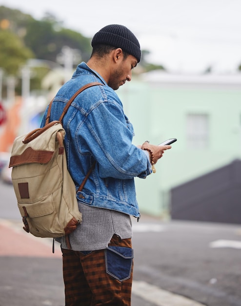 In welke richting zou moeten gaan. Shot van een jonge man met behulp van een telefoon in de stad.