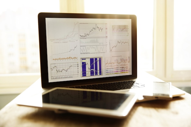 Foto grafico finanziario sullo schermo del laptop