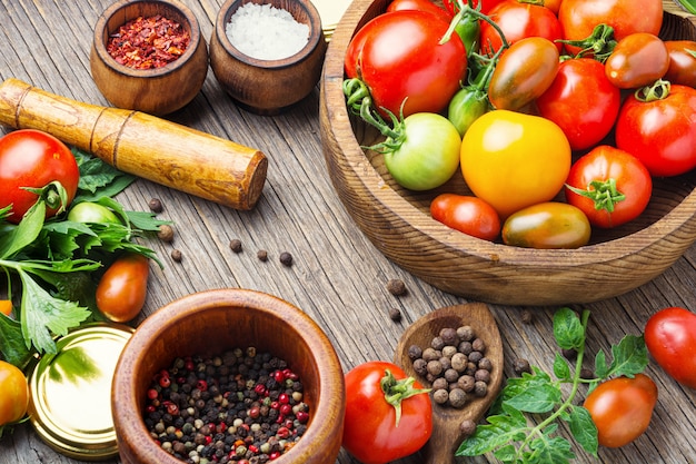 Inblikkende tomaten in de herfst