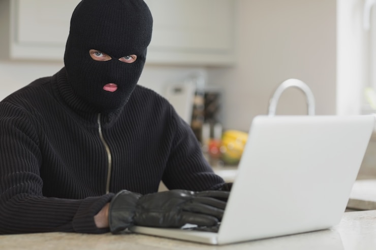Foto inbreker met behulp van laptop
