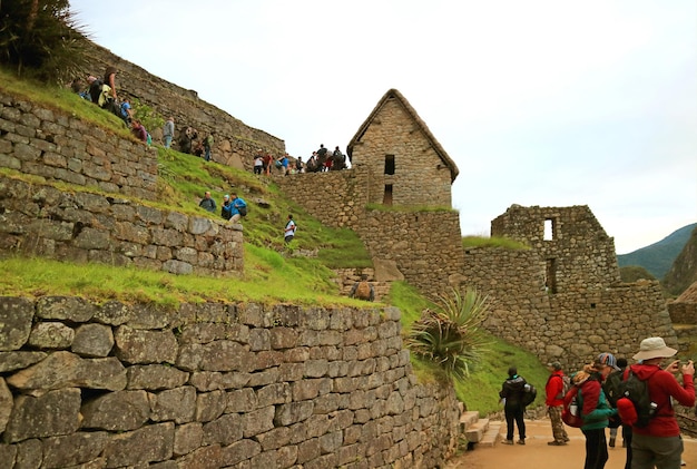 多くの訪問者がいる早朝のマチュピチュのインカの城塞、クスコ地方、ペルー