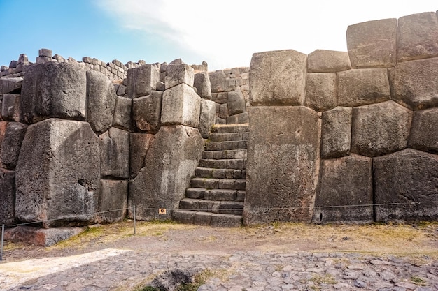 Fortezza inca del muro di pietra di sacsayhuaman cusco perù