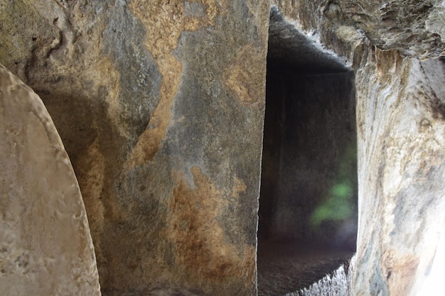 インカ遺跡QenqoCuscoの考古学公園で古代インカの儀式に使用された地下の洞窟