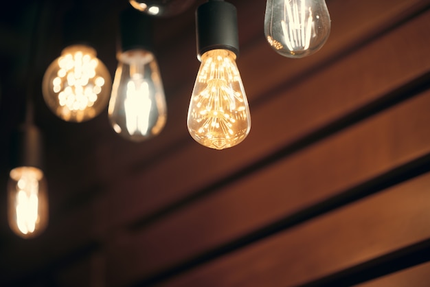 Lampadine a incandescenza su sfondo marrone