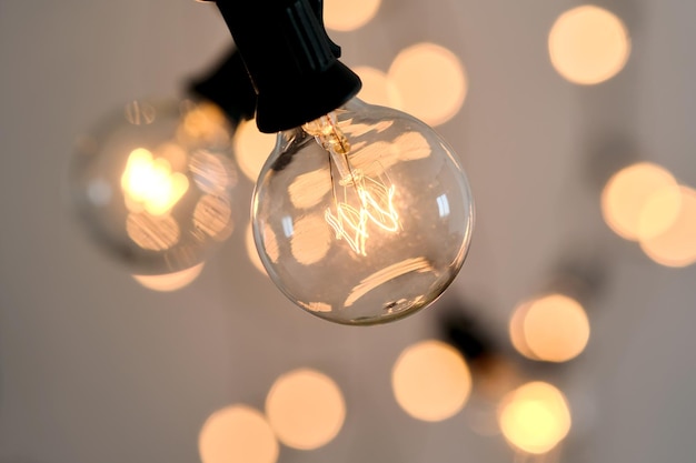 Photo incandescent light bulb with christmas round bokeh