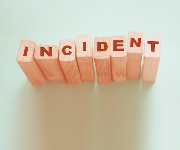 Incident word gemaakt met houten bouwsteen verzekeringsconcept