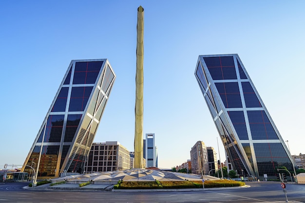 Наклонные небоскребы бизнес-офисов на Plaza Castilla в воротах Мадрида в Европу, Испания