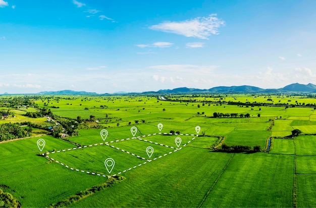 写真 ランドスケープ不動産緑地作物農業植物を含む住宅分譲地の土地の土地と測位点エリアの航空写真