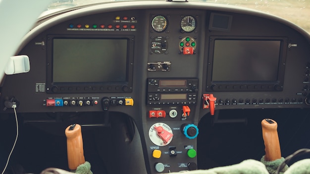 Фото В комплекте пульт управления в кабине самолета или вертолета. крупный план