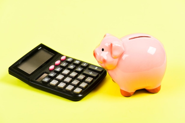 収入資本管理の計画と予算の節約 会計と給与の簿記 財務問題 電卓付きの貯金箱 貯金箱 納税者