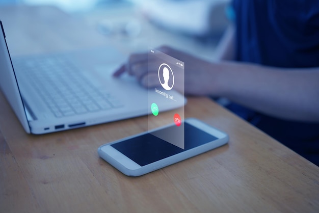 Foto popup della schermata della chiamata in arrivo sul telefono cellulare su sfocatura uomo usa lo sfondo del computer