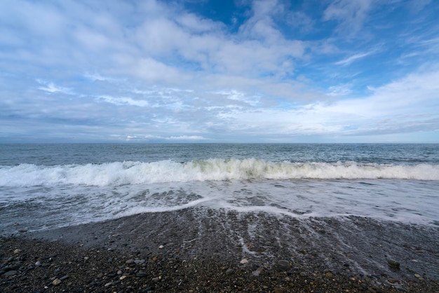 Foto un'onda che arriva sulla costa del mar nero in una soleggiata giornata estiva sochi territorio di krasnodar russia