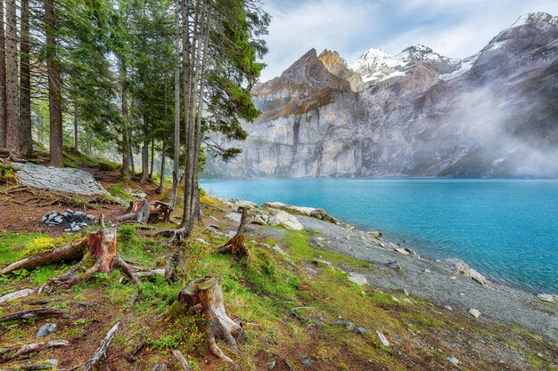 Невероятный осенний вид на озеро Oeschinensee