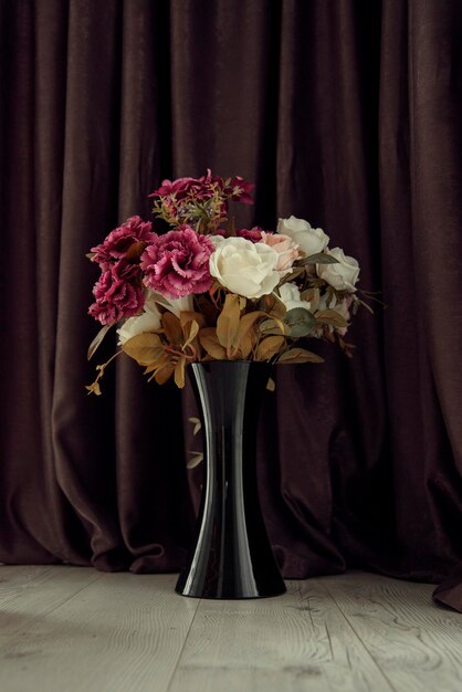 花瓶にピンクとワイトのバラの信じられないほどのブーケ