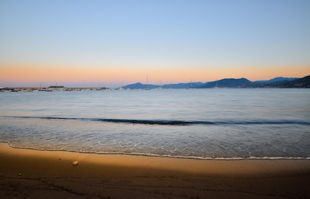 リグーリア州の海に沈むロマンチックな夕日のための信じられないほどの色と光