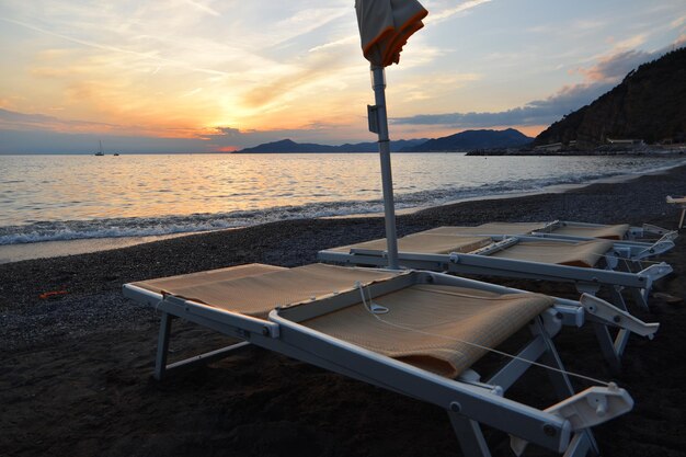 リグーリア州の海に沈むロマンチックな夕日のための信じられないほどの色と光