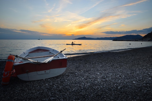 リグーリア州の海に沈むロマンチックな夕日のための信じられないほどの色と光