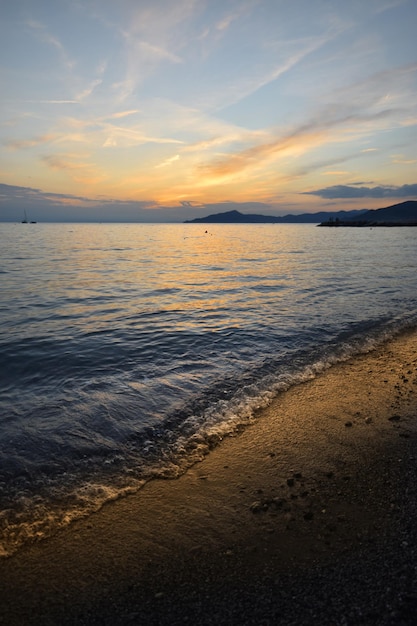 リグーリア州の海に沈むロマンチックな夕日のための信じられないほどの色と光