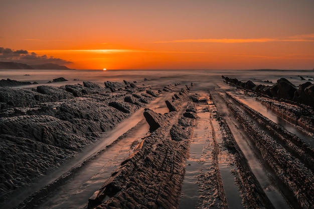 Photo the incredible flysch a beautiful sunset in sakoneta is a beach in deba