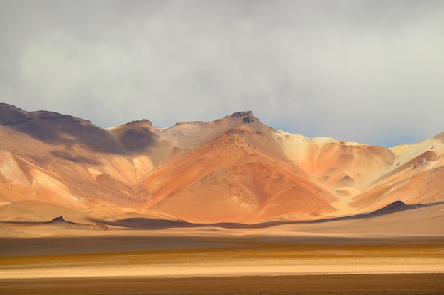 Incredibile paesaggio del deserto di salvador dali, noto anche come valle di dali in bolivia