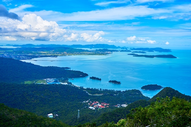 열대 섬의 놀라운 자연. 푸른 산과 완벽한 푸른 물. 지구상의 천국.