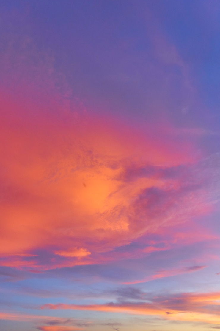 Photo incredible red sunset clouds against the blue sky