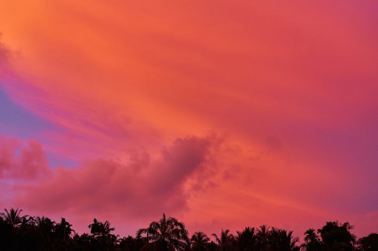 Photo incredible red sunset clouds against the violet sky