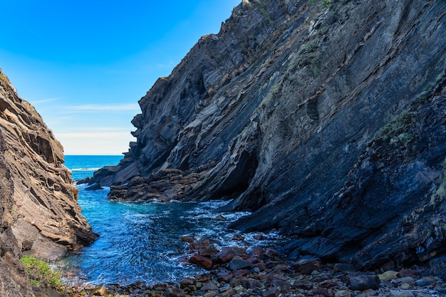 화창한 날 Ribadesella Asturias의 북부 스페인 절벽에 있는 놀라운 암석