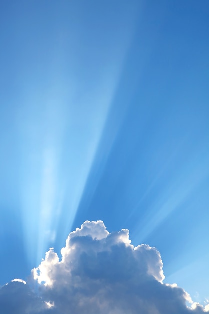 ふわふわの雲の切れ間から輝く信じられないほどの太陽光線