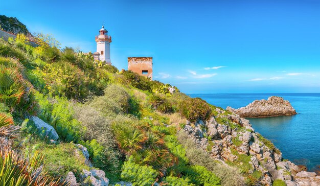 Foto incredibile giornata di sole sopra il faro di capo zafferano destinazione turistica popolare del mediterraneo