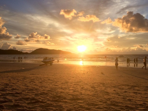 スリランカの海に沈む夕日